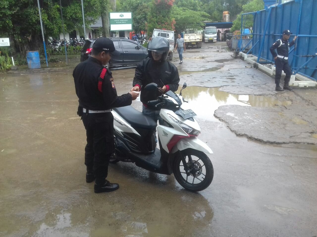 Penjagaan keamanan akses keluar-masuk